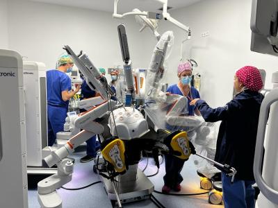 L'Hospital Arnau de Vilanova realitza amb èxit la primera intervenció amb cirurgia robòtica assistida mitjançant un equip HUGO